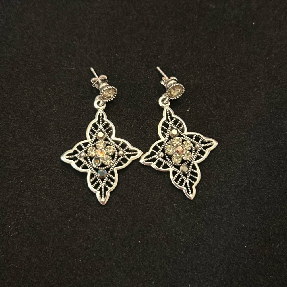 NF925 Elegant Sterling Silver Filigree Earrings. Missing two stone.